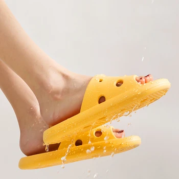 Женские домашние тапочки с сыром для ванной комнаты, легкие пляжные шлепанцы с протекающей водой, нескользящие водные туфли для плавания в бассейне Изображение