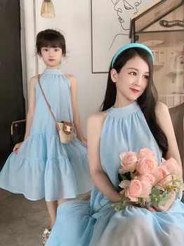 Подходящие платья для мамы и дочки, летнее платье с вырезом лодочкой во французском стиле, семейная одежда, синее платье для мамы и девочки для пляжной вечеринки Изображение