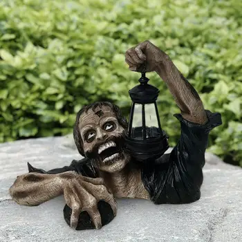 Скульптура зомби, выползающего из могилы со светодиодным фонарем Украшение садовой статуи Изображение